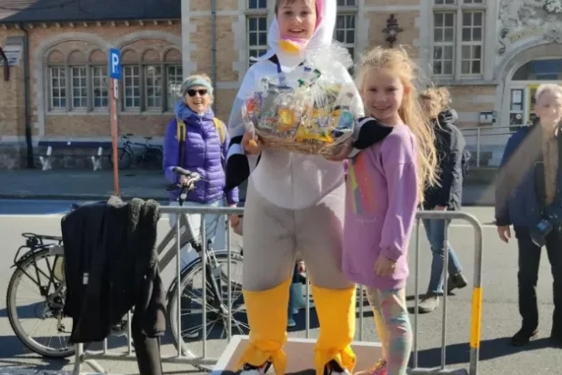 «الفتى النورس» وشقيقته (صورة العائلة)