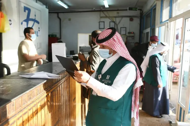 موظف تابع لوزارة التجارة أثناء رصد المخالفات ميدانياً (واس)