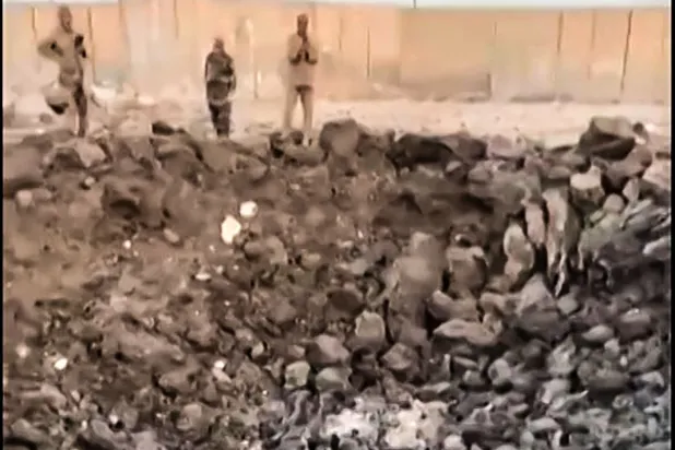 الأضرار التي أعقبت قصفاً على قاعدة عسكرية عراقية في محافظة بابل الوسطى (أ.ف.ب)