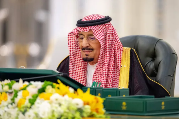 خادم الحرمين الشريفين مترئساً جلسة مجلس الوزراء في جدة - الثلاثاء (واس)