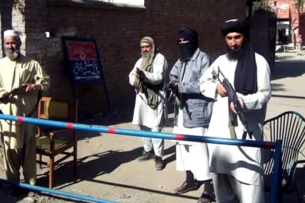 مقاتلون من «طالبان» يحرسون حاجزاً في المناطق القبلية الباكستانية (أرشيفية)