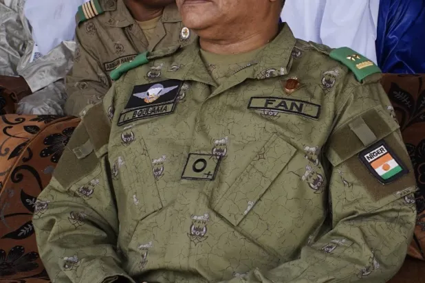 العميد النيجري إبرا بولاما عيسى حاكم منطقة أغاديز يحضر مسيرة احتجاجية للمطالبة بانسحاب القوات الأميركية من النيجر (إ.ب.أ)