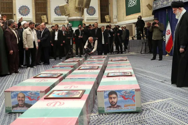خامنئي يقف أمام جثث 7 من ضباط «الحرس الثوري» قضوا في ضربة القنصلية الإيرانية (إ.ب.أ)