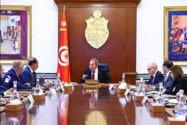 رئيس الحكومة أحمد الحشاني ووزيرا الداخلية كمال الفقي والخارجية نبيل عمار في اجتماع مع كوادر الأمن حول جوازات السفر وبطاقات الهوية الجديدة (الموقع الرسمي لوزارة الداخلية التونسية)