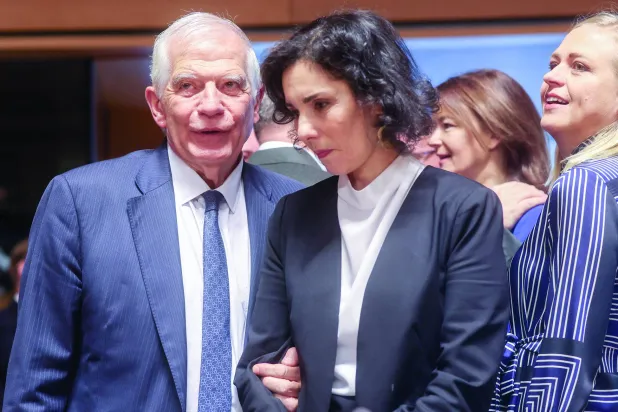 حجة لحبيب وزيرة خارجية بلجيكا مع منسّق السياسة الخارجية في الاتحاد الأوروبي جوزيب بوريل في لوكسمبورغ (إ.ب.أ)