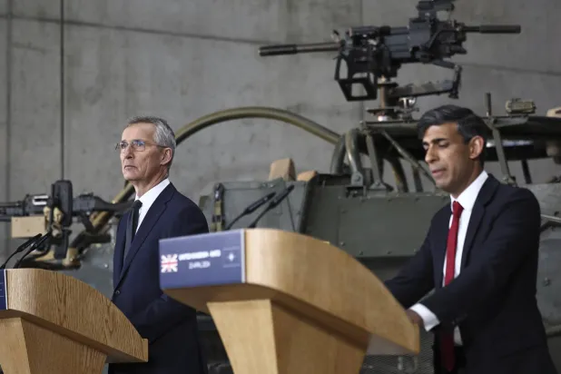 سوناك وستولتنبرغ بمؤتمر صحافي مشترك في وارسو اليوم (أ.ب)