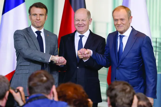 رئيس الوزراء البولندي دونالد توسك ومستشار ألمانيا أولاف شولتس والرئيس الفرنسي إيمانويل ماكرون 15 مارس 2024 (أ.ف.ب)