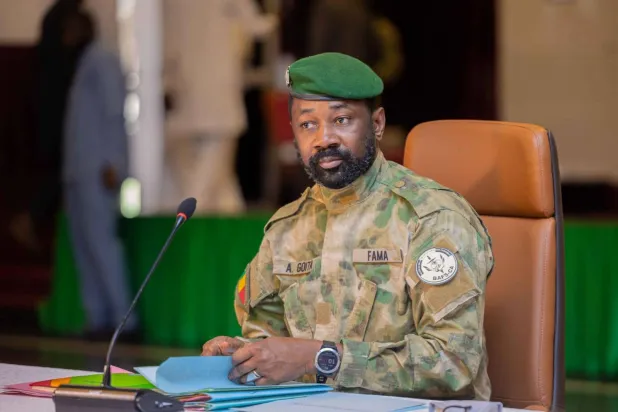 رئيس المجلس العسكري الحاكم في مالي آسيمي غويتا خلال اجتماع الأسبوع الماضي (رئاسة مالي)