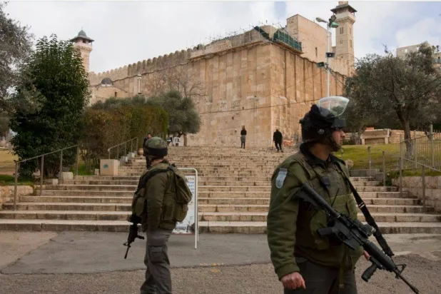 عناصر من الجيش الإسرائيلي في محيط الحرم الإبراهيمي (وفا)