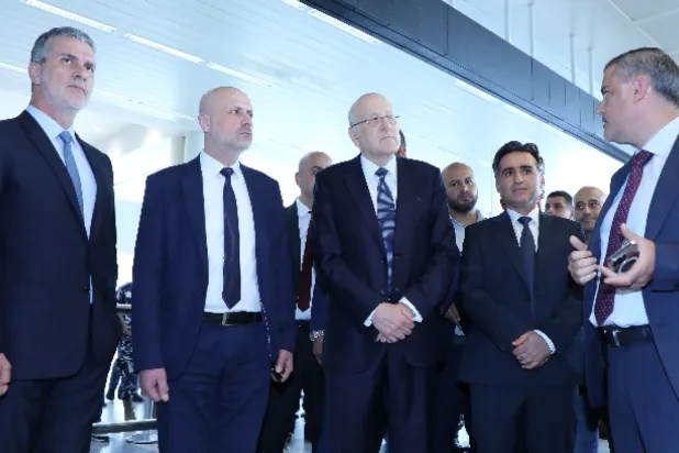 Lübnan Cumhurbaşkanı Necib Mikati ve İçişleri Bakanı Bessam Mevlevi dün (salı) Beyrut Havalimanı'nda incelemelerde bulundu. (Lübnan Ulusal Haber Ajansı)