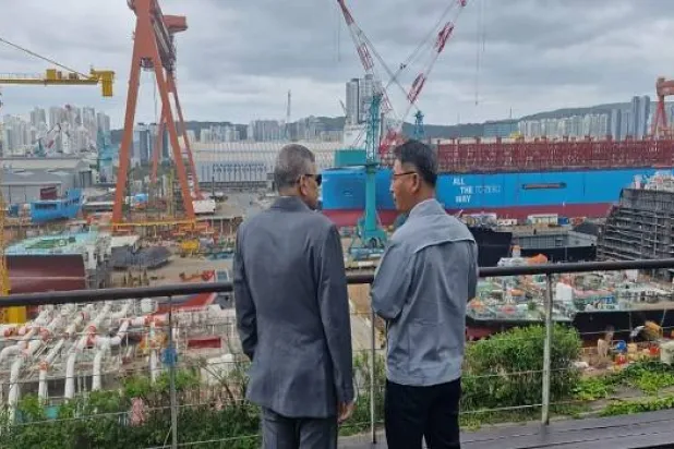 رئيس هيئة قناة السويس أسامة ربيع يتحدث مع رئيس العمليات بشركة «هيونداي للصناعات الثقيلة» على هامش جولته التفقدية بمدينة أولسان بكوريا الجنوبية (الموقع الإلكتروني لقناة السويس)