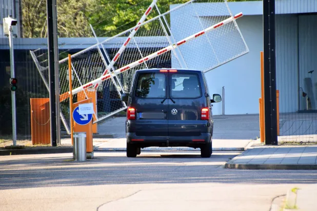 سيارة شرطة تدخل إلى مجمع وزارة العدل بعد إعلان الشرطة اعتقال 3 ألمان يشتبه بتجسسهم لمصلحة الصين (د.ب.أ)