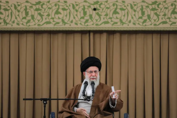 صورة نشرها موقع خامنئي من خطابه أمام مجموعة من العمال الإيرانيين اليوم