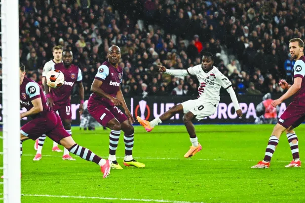 فريمبونغ (بالقميص الأبيض) يسجل هدف التعادل لليفركوزن في مرمى وستهام ليضمن لفريقه التأهل لنصف نهائي «يوروبا ليغ» (رويترز)