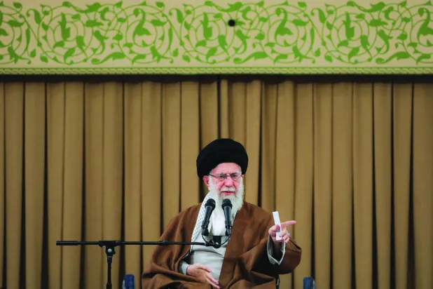 صورة نشرها موقع خامنئي من خطابه أمام مجموعة من العمال الإيرانيين أمس