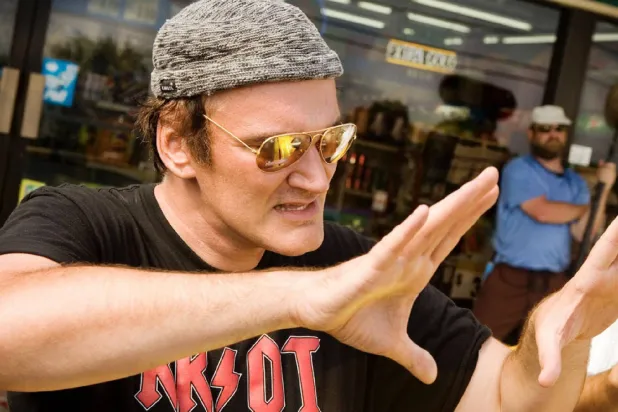 كونتِن تارنتينو وراء الكاميرا خلال تصوير «غريندهاوس» (دايمنشن فيلمز)