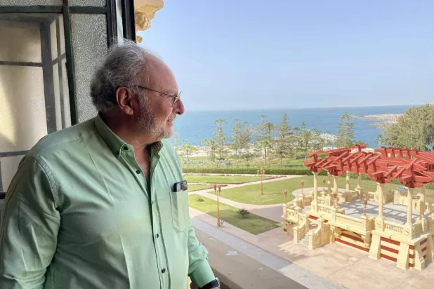 في إحدى شرفات قصر المنتزه بالإسكندرية (حسابه على «فيسبوك»)