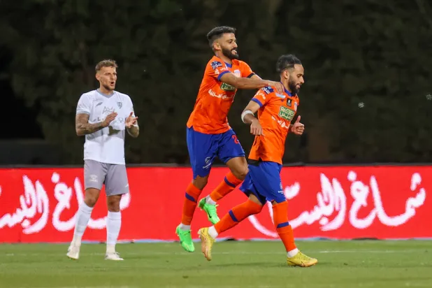 سلطان مندش يحتفل بهدفه في شباك الطائي (تصوير: صالح الغنام)