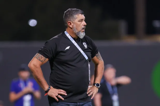 ليوناردو راموس مدرب فريق الطائي (تصوير: صالح الغنام)