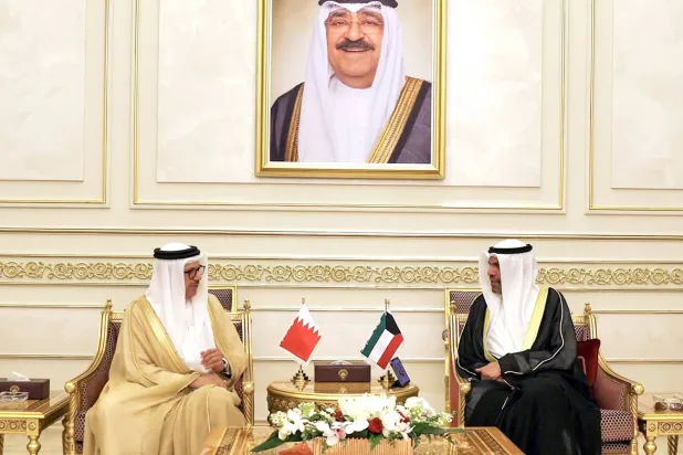 وزير الخارجية الكويتي عبد الله اليحيا يستقبل نظيره البحريني الدكتور عبد اللطيف الزياني (كونا)