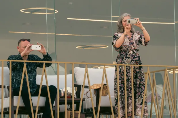 جماهير من جنسيات عدة حضرت لمشاهدة فعاليات السباق (الشرق الأوسط)