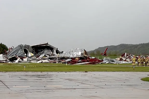 أضرار خلّفتها زوبعة في مطار قرب أوماها بولاية نبراسكا (رويترز)