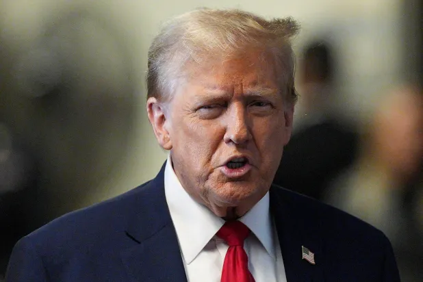 دونالد ترامپ رئیس جمهور سابق آمریکا در حاشیه دادگاهش در نیویورک ۲۳ آوریل صحبت می کند (رویترز)