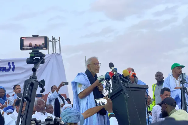 أحمد ولد داداه رئيس حزب «تكتل القوى الديمقراطيّة» في تجمع خطابي (أ.و.ب)