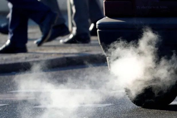 عوادم السيارات تضخّ السموم (رويترز)