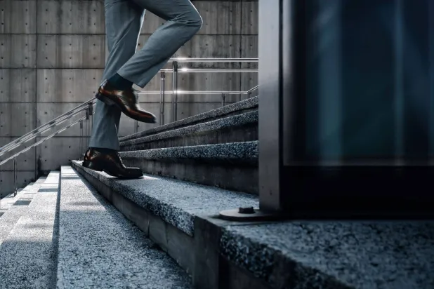 صعود السلالم يرتبط بتقليل خطر الوفاة (رويترز)