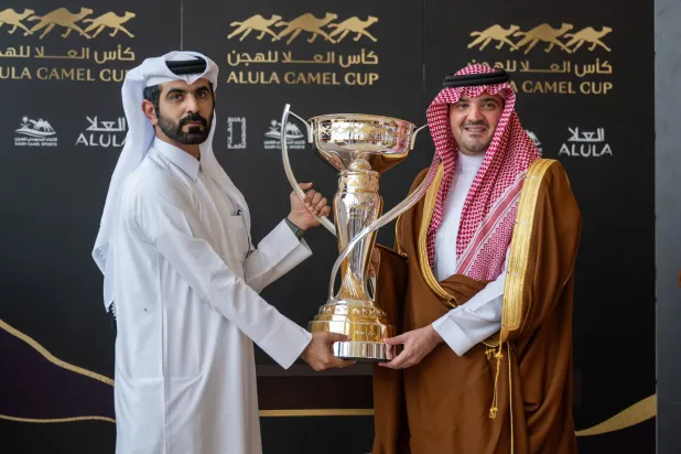 الأمير عبد العزيز بن سعود يسلم المضمر القطري محمد بن فاران كأس السباق (واس)
