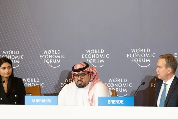 خلال مؤتمر صحافي مشترك بين الإبراهيم وبرينده وإلى جانبهما العضو المنتدب في المنتدى سعدية زاهدي (موقع المنتدى)