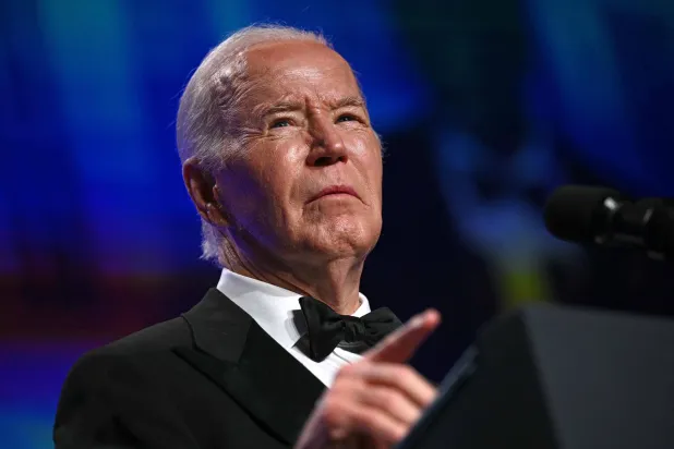 الرئيس الأميركي جو بايدن يتحدث خلال خطاب العشاء السنوي لمراسلي البيت الأبيض (أ.ف.ب)