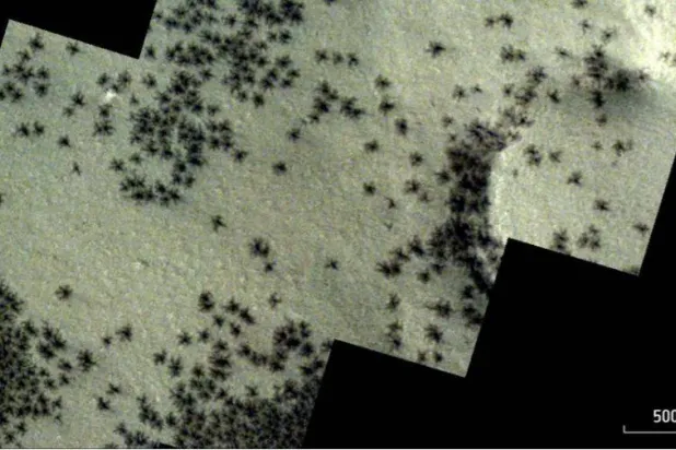 الأشكال الصغيرة الداكنة التي رصدتها المركبة الفضائية «مارس إكسبريس» (موقع سبيس)