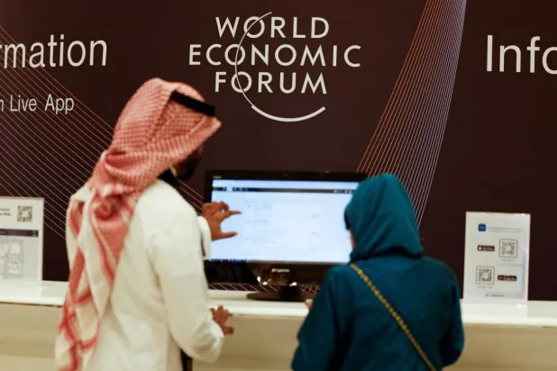 زوار يحضرون المنتدى الاقتصادي العالمي في العاصمة السعودية الرياض (رويترز)
