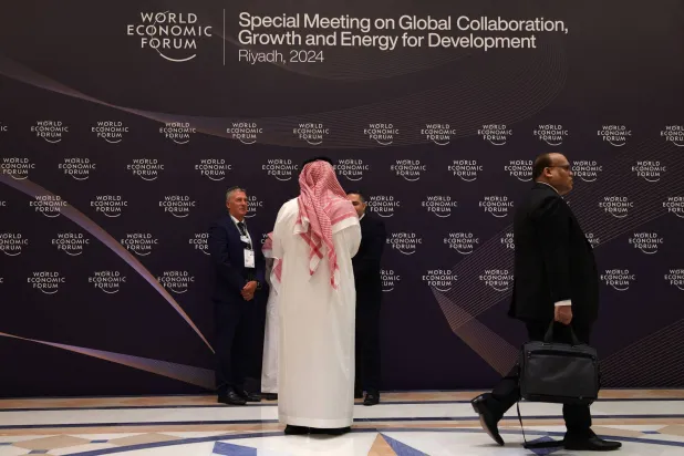 مشاركون في حلقة نقاش جانبية خلال الاجتماع الخاص للمنتدى الاقتصادي العالمي بالرياض في 28 أبريل 2024 (أ.ف.ب)