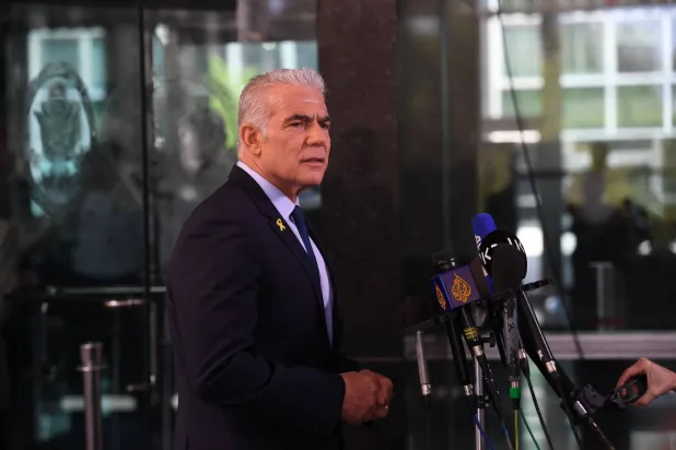 زعيم المعارضة الإسرائيلية يائير لبيد يتحدث للصحافيين 8 أبريل الحالي في واشنطن (أ.ف.ب)