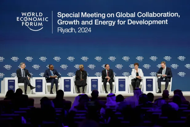 
برنده در جلسه ای در مجمع جهانی اقتصاد در ریاض ۲۸ آوریل سخنرانی می کند (رویترز) 