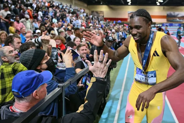 العداء الأميركي نواه لايلز فاز بسباق 100م في برمودا (غيتي)