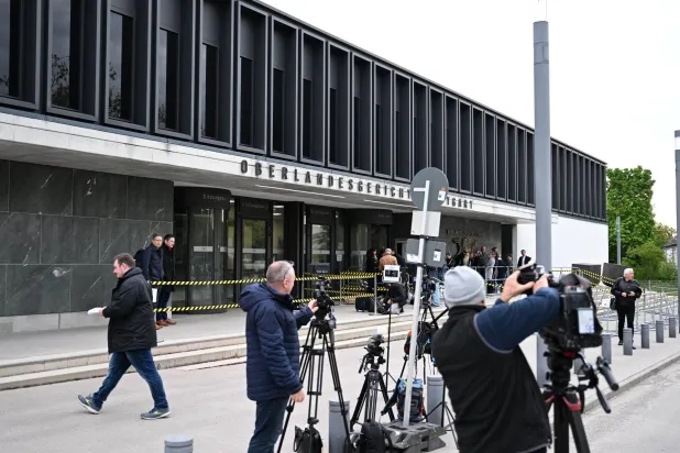 صحافيون متجمعون أمام قاعة المحكمة في شتوتغارت مع انطلاق محاكمة الخلية اليمينية المتطرفة الإرهابية (د.ب.أ)