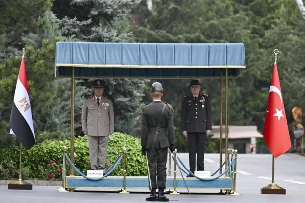 رئيس الأركان التركي خلال استقباله نظيره المصري في أنقرة الاثنين (وزارة الدفاع التركية)
