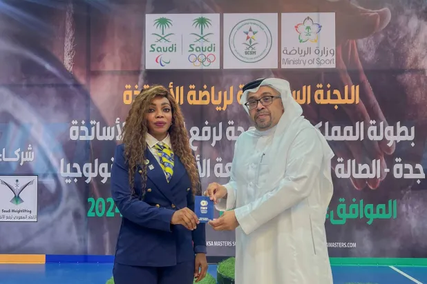 الحكمة السعودية ريم أحمد هزازي أصبحت أول حكمة سعودية لرفع الأثقال تنال الشارة الدولية (اتحاد رفع الأثقال)
