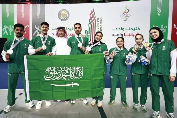 أبطال المنتخب السعودي للمبارزة مقلدين بالميداليات إثر مشاركتهم في دورة الألعاب الخليجية في دبي (الشرق الأوسط)