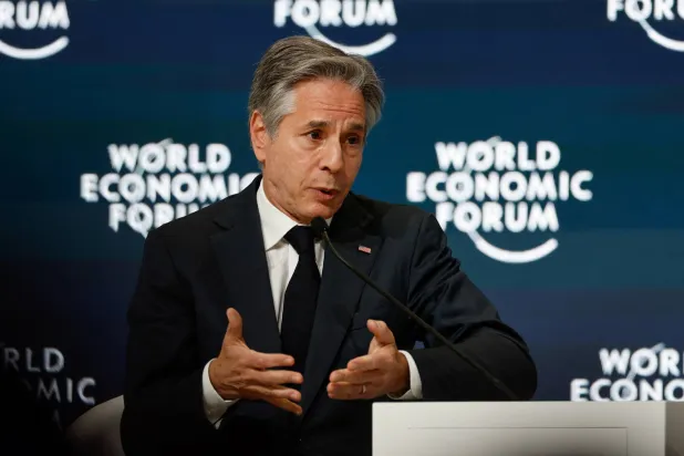 آنتونی بلینکن وزیر خارجه آمریکا در نشست وزیران خارجه کشورهای شورای همکاری خلیج در رآنتونی بلینکن وزیر خارجه آمریکا در حال سخنرانی در نشست جهانی اقتصاد در ریاض (رویترز)