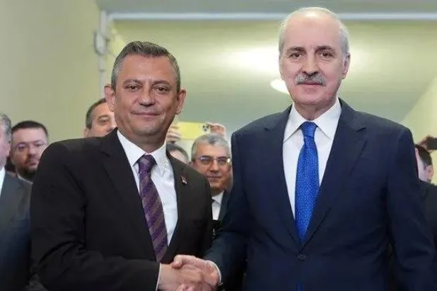 رئيس البرلمان التركي نعمان كورتولموش خلال لقائه رئيس حزب «الشعب الجمهوري» أوزغور أوزيل بمقر البرلمان الثلاثاء (موقع حزب الشعب الجمهوري)