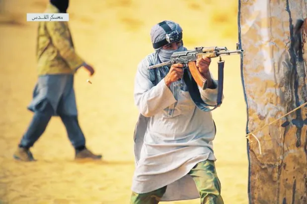 أرشيفية لمقاتلين من جماعة «نصرة الإسلام والمسلمين» التي تتبع «القاعدة» في صحراء مالي (مؤسسة الزلاقة - ذراع القاعدة الإعلامية)