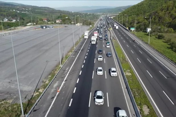 Anadolu Otoyolu'nda bayram tatili nedeniyle trafikte akıcı yoğunluk yaşanıyor