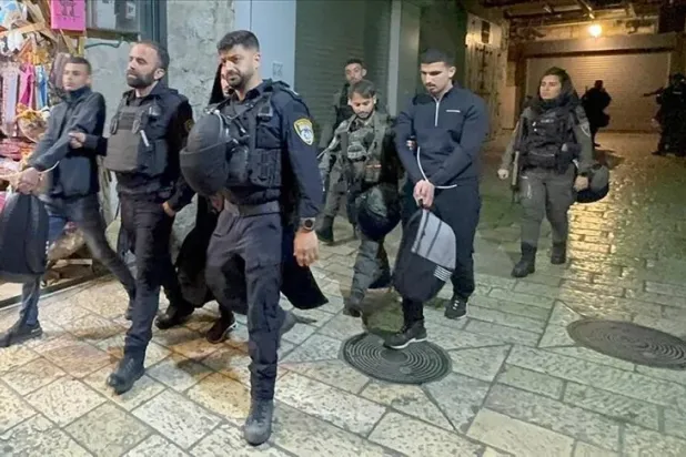 İsrail polisi Mescid-i Aksa'da Kadir Gecesi'nde ibadet edenlere saldırdı