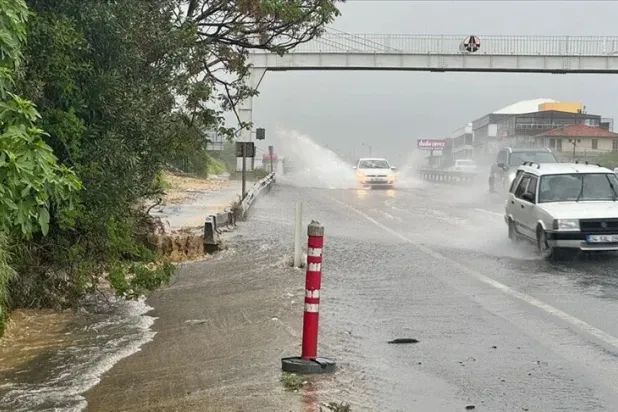İstanbul'da kuvvetli yağış nedeniyle trafikte aksamalar yaşanıyor