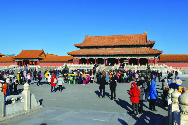 المدينة المحرمة من أكثر الأماكن جذباً للسياح في بكين (شاترستوك)